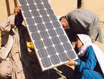 Innstallering av solpanel. Foto: Kirkens Nødhjelp
