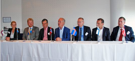 Sittende ved langbord fra høyre: Avdelingssjef Hans B. Thomsen fra Danmark, statssekretær Sami Paatero fra Finland, Avdelingssjef Hermann Sæmundsson fra Island, statsråd Jan Tore Sanner fra Norge, Erik Thedèen fra Sverige og Kanselliminister Wille Valve fra Åland. Helt til venstre sitter sosialminister Annkike Olsen fra Færøyene.