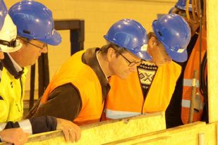 Jonas Gahr Støre og Guido Westerwelle på omvisning på Saurdal kraftverk.