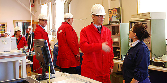 Statsminister Jens Stoltenberg på Eramets laboratorium. Foto: Eramet