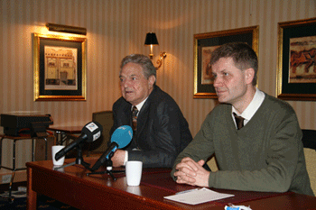 George Soros og Erik Solheim. Foto: Pierre de Brisis, UD