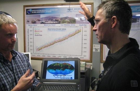 Statsministeren besøkte The clean air facility på Sydpolen hvor de måler klimagasser og gjør ozonmålinger. Her får han en orientering av Don Neff.