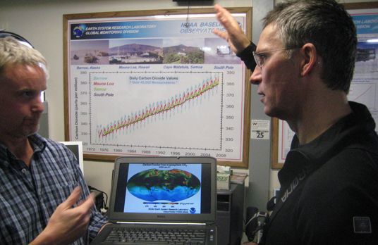 Statsministeren besøkte The clean air facility på Sydpolen hvor de måler klimagasser og gjør ozonmålinger. Her får han en orientering av Don Neff.