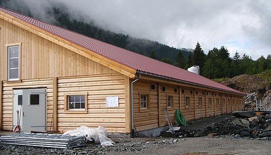 Nytt melkeproduksjonsfjøs levert av Gråkjær AS med slipplaftelementer fra Tinnoset Sag AS, Hjartdal i Telemark.