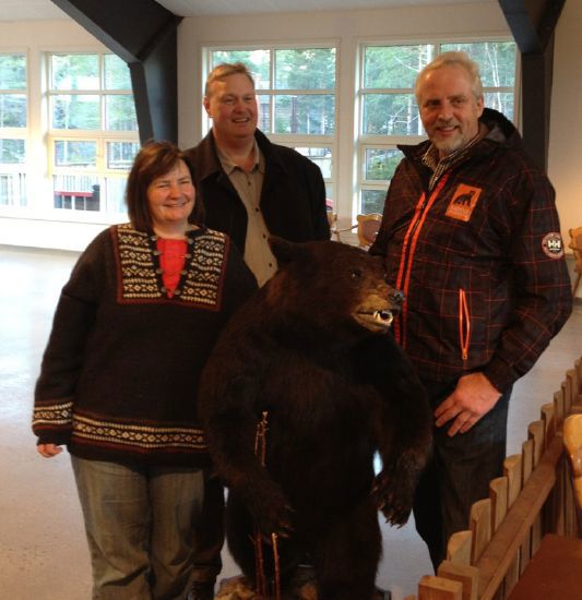 Statssekretær Henriette Westhrin på besøk i Bjørneparken rovdyrsenter i Flå. Bak: Ordfører Tor Egil Buøen, til høyre: styremedlem Arne Magne Robstad