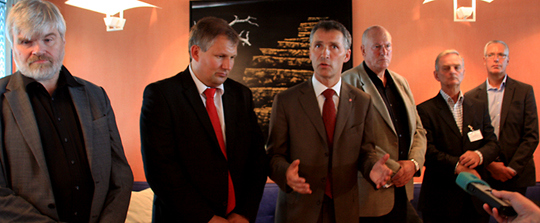 Statsminister Jens Stoltenberg og olje- og energiminister Riis-Johansen sammen med Roar Flåthen (LO), Leif Sande (Industri Energi), Svein Sundsbø (Norsk Industri) og Erik Skjelbred (Energibedriftenes landsforening).