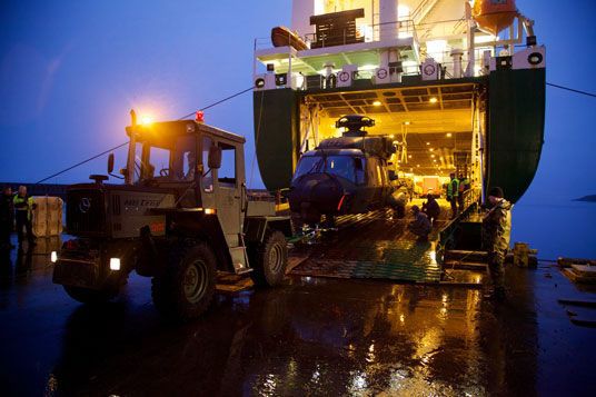 Styrken forbereder seg på oppdraget. Her losses et finsk NH-90 helikopter på Island