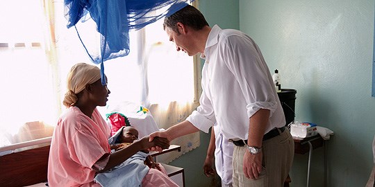 Statsminister Jens Stoltenberg på en helseklinikk i Tanzania. Foto: Scanpix.