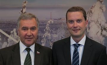 Statssekretær Bård Glad Pedersen sammen med direktøren for Kola kjernekraftverk