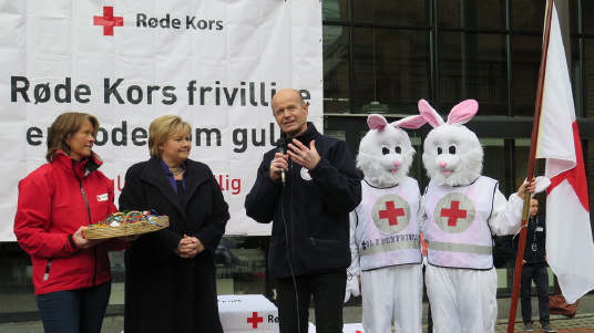 Erna Solberg besøker Røde Kors i Oslo