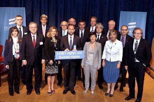 FNs høykommissær for menneskerettigheter, Zeid Ra’ad Zeid Al-Hussein med en rekke utenriksministere, inkludert Børge Brende og USAs John Kerry, på et ministermøte om LHBT i FNs generalforsamling 25.09. 
