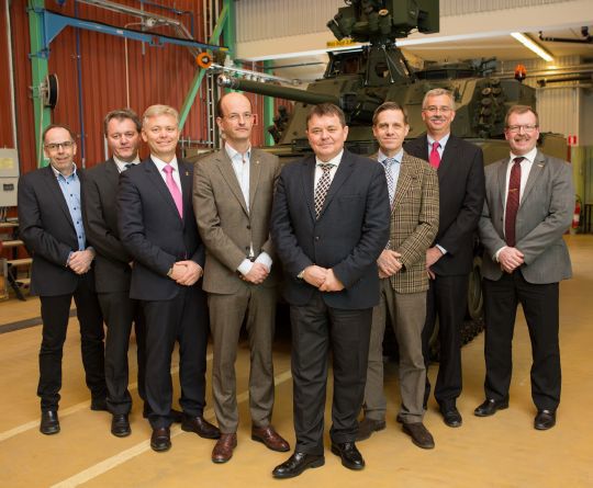 Statssekretær Øystein Bø besøker BAE Systems Hägglunds for å se på en forserie av CV90 som nå leveres til Hæren