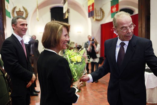 Forsvarsminister Grete Faremo fikk blomster fra Bjørnar Austlid som takk.