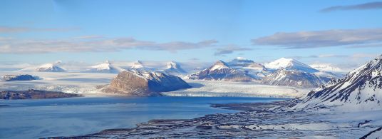 Kongsfjorden med Colletthøgda og Tre Kronor. Foto: Kim Holmén/Norsk Polarinstitutt