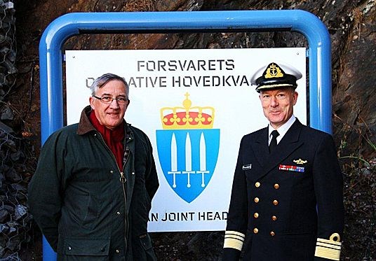 Minister for International Security Strategy, Storbritannia Gerald Howarth og viseadmiral Haakon Bruun-Hanssen, sjef for Forsvarets operative hovedkvarter (Forsvarets operative hovedkvarter)