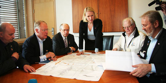 Fra venstre: Roger Ryberg, fylkesordfører i Buskerud, Sverre Seberg, president i Norges Skiforbund, Martin Kolberg, stortingsrepresentant for AP Buskerud, kulturminister Anniken Huitfeldt, Per Willy Holseter, styreleder i stiftelsen Vikersund Hoppsenter og Terje Bråthen, ordfører i Modum. Foto: Kulturdepartementet.
