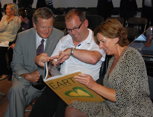 Statsråd Hanne Bjurstrøm og konsernsjef i Telenor Jon Fredrik Baksaas gratulerer Tony Johnsrud med 15-års-jubileet for Open Mind. Johnsrud gikk gjennom programmet i 2001, og har siden arbeidet i Telenors kundeservice. (Foto: Telenor)
