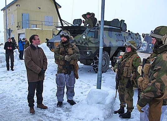 Forsvarsminister Espen Barth Eide samtaler med personell i feltet for strid i bebygd område i Indre Troms