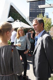 Statsministeren møtte norske kulturarbeidere og kunstnere i New York (Foto: SMK)