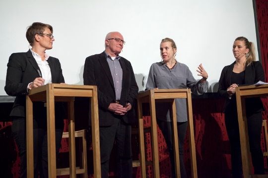 Klima- og miljøvernminister Tine Sundtoft i samtale med Harald Dovland, Elin Boasson (Cicero) og Nina Jensen (WWF) (Foto: Kristin Westby/Miljøverndepartementet)