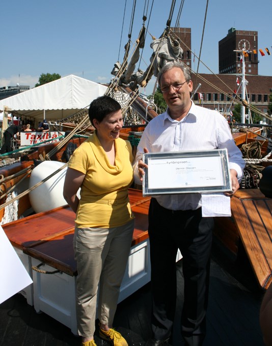 Prisvinner Steinar Olaisen sammen med fiskeri- og kystminister Helga Pedersen