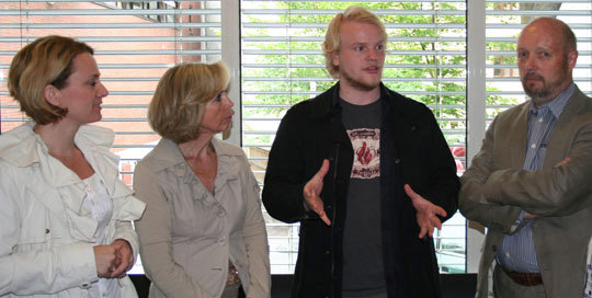 Et nytt rustilbud for unge i Oslo som drikker mye alkohol får nå støtte. Fra venstre: sosialbyråd Anniken Haugli, helse- og omsorgsminister Anne-Grete Strøm-Erichsen, Juvente-leder Adrian Farner Rogne og direktør Endre Sandvik ved Oslo legevakt.