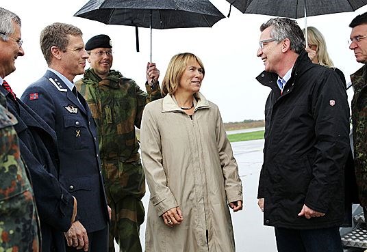 Forsvarsminister Grete Faremo tok imot Tysklands forsvarsminister Thomas de Maiziere på Andøya