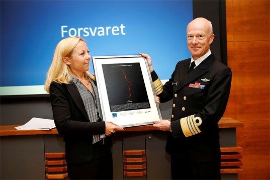Forsvaret vant Omdømmeprisen 2014, her overleveres prisen av Kristin Rogge Pran til forvsvarssjef  Haakon Bruun-Hanssen