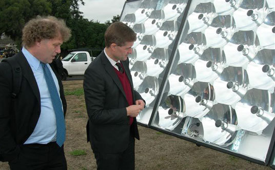 Bellona-leder Frederik Hauge og Erik Solheim studerer solcellepanelet til bedriften Solfocus utenfor San Francisco. Solfocus utvikler en ny type solenergi der målet er å redusere kostnadene. Foto: Miljøverndepartementet.