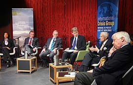 Fra venstre: Aye Obe, Raymond Johansen, Gareth Evans, Jan Egeland, General Wesley Clark og Rt Hon the Lord PATTEN of Barnes (Foto: Petter Foss/UD)