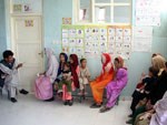 Afghanske kvinner og barn venter i legekø. Foto: Fardin Waezi (UNAMA)