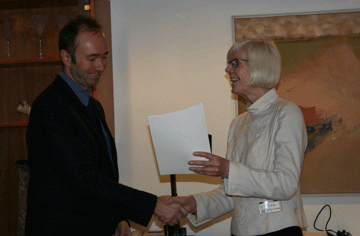 Kulturminister Trond Giske mottar delutredningen om rytmisk musikk av Lene Løken