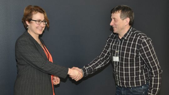 Statens forhandlingsleder Anne Mari Glosli og Norske Reindriftsamers Landsforbunds (NRL) leder Nils Henrik Sara. 