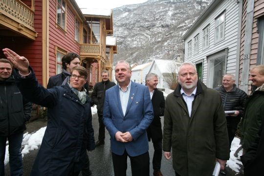  Klima- og miljøministeren sammen med ordfører Jan Geir Solheim og riksantikvar Jørn Holme i Lærdal