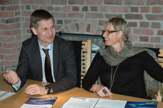 Miljø- og utviklingsminister Erik Solheom og direktør i Enova, Eli Arnstad, lanserte i dag klimaveileder for kommunene. Foto: Miljøverndepartementet
