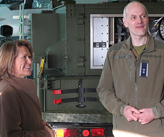 Statsråd Grete Faremo i samtale med oberstløytnant Inge Solvik, sjef for Luftforsvarets tekniske skole på Kjevik. - Foto: Forsvaret