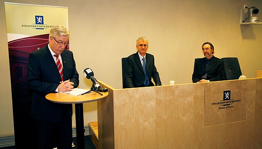 Finansminister Sigbjørn Johnsen takker Patrick Lenain og Paul O’Brien fra OECD for rapporten de overleverte.
