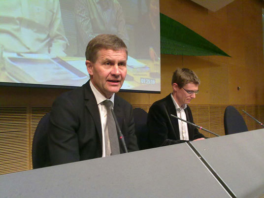 Miljø- og utviklingsminister Erik Solheim fikk i dag overlevert det faglige grunnlaget for oppdatering av forvaltningsplanen for Bartenshavet-Lofoten. Foto: Miljøverndepartementet.