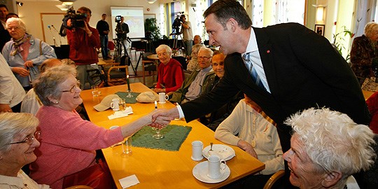 Statsminister Jens Stoltenberg besøker Horten eldresenter. Foto: Scanpix.