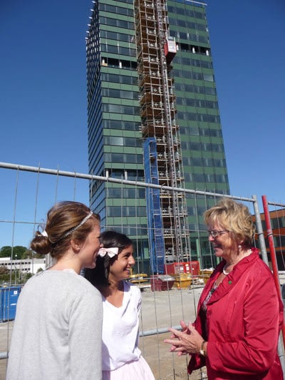 Statsråd Kleppa besøker byggetomten for Nasjonalt Garborgsenter