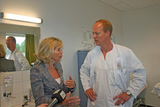 Helse- og omsorgsminister Anne-Grete Strøm-Erichsen besøkte Diakonhjemmet sykehus fredag. Her på hjerterommet, i samtale med seksjonsoverlege og hjertespesialist Erik H. Øie.