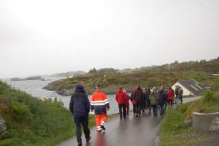 Ett av befaringspunktene i Radøy kommune var Kuvågen der flere beboere og grunneiere hadde møtt frem. Foto: UC/OED