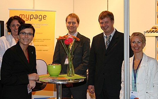 Fornyingsminister Heidi Grande Røys besøkte Norge.nos utstillingsstand i konferansesalen i Lisboa.