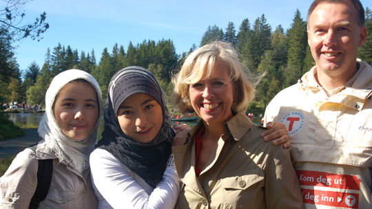 Rokaya Hossain Ali fra Afghanistan, Zahra Ali Ahmed fra Syria, Helseminister Anne-Grehe Strøm Erichsen og styreleder i Bergen Turlag, Børge Brundtland. Foto: Merete Habberstad