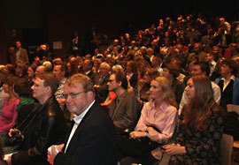 Stor oppslutning om møtet (Foto: Pierre de Brisis, UD)