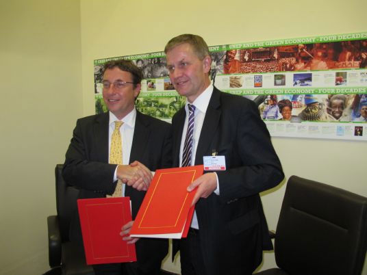 Miljø- og utviklingsminister Erik Solheim og UNEPs direktør Achim Steiner med avtalen om norsk støtte de nærmeste to årene. (Foto: Gard Nybro-Nielsen, Miljøverndepartementet.)