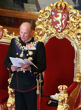 Hans Majestet Kongen leser trontalen ved åpningen av det 152. Storting