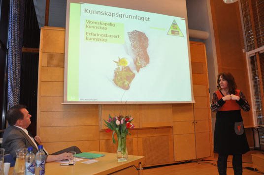 Statssekretær Heidi Sørensen innledet om ”Miljøutfordringer i Nord Trøndelag” på Fylkesmannen i Nord-Trøndelags nyttårskonferanse, her sammen med ordstyrer og Fylkesmann i Nord Trøndelag Inge Ryan. Foto: Miljøverndepartementet.