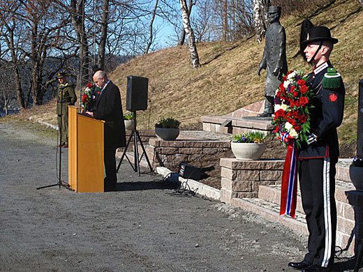 Stortingspresidenten la ned krans.
