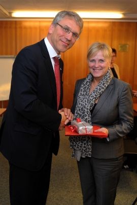 Foto av generalsekretær i Kirkenes Verdensråd Olav Fykse Tveit og kulturminister Thorhild Widvey på møte i Geneve 30. september 2014.